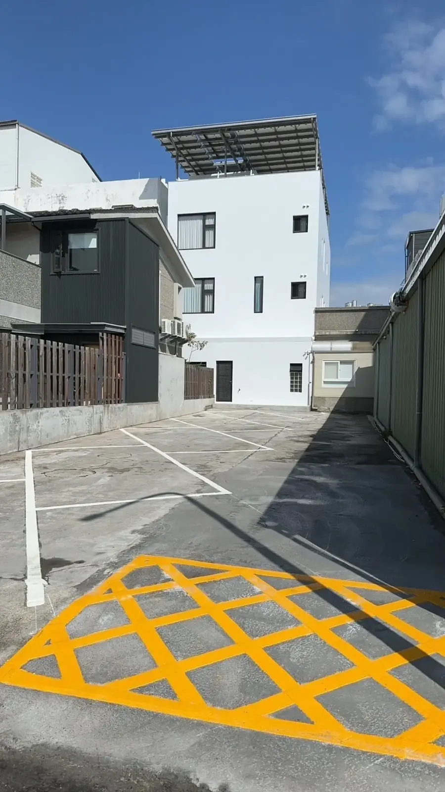 民宿專屬免費停車場,地面畫有黃色停車格
