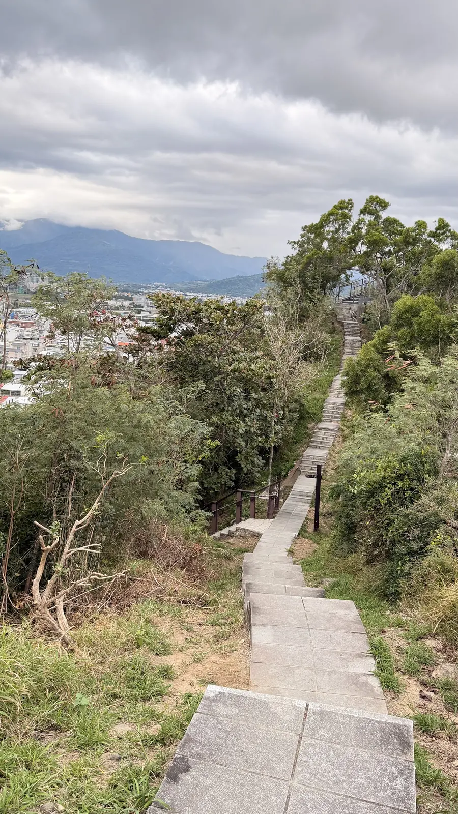 鯉魚山步道俯瞰台東市區與遠山